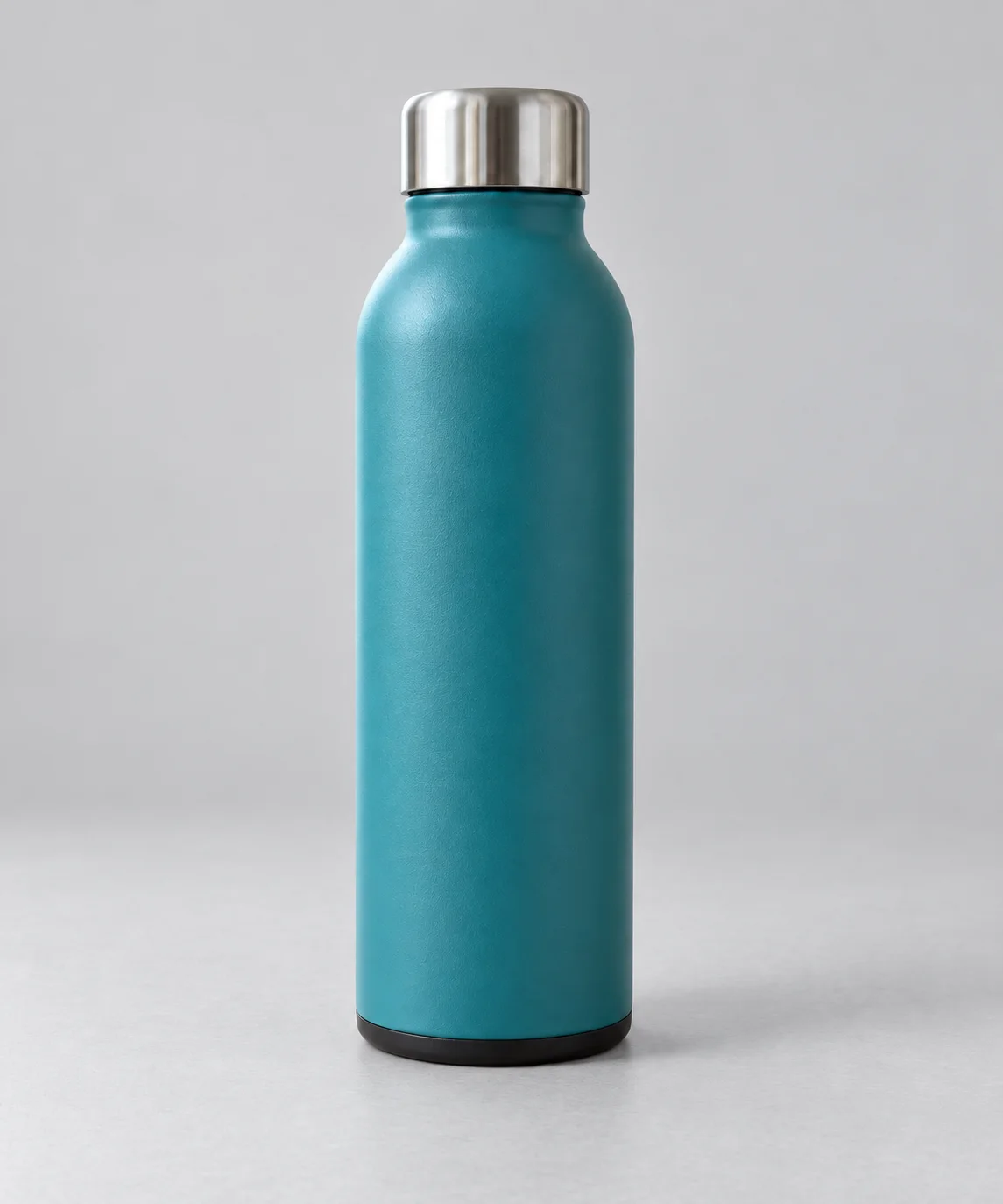 La même bouteille bleu-vert devant un fond de studio gris clair